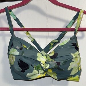 Athleta Gardenia Twist Up Bikini Top Underwire Size 32D/DD. Gently used